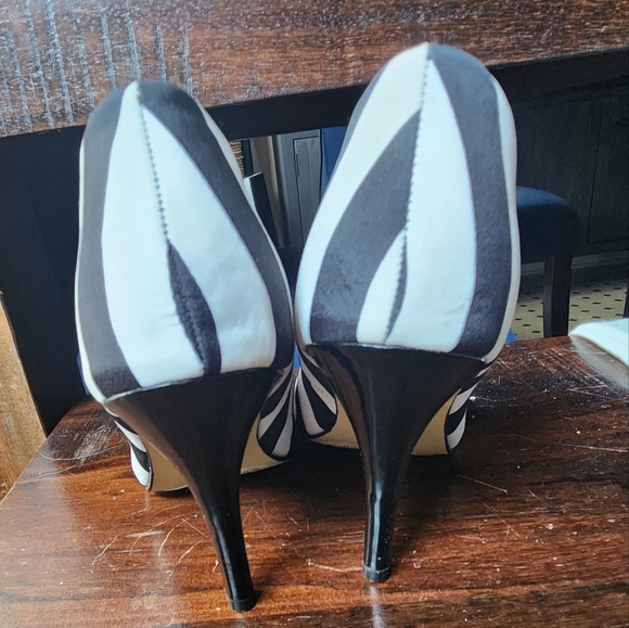 Size 10W Striped Open Toed Heels - Picture 3 of 5